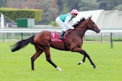 Canticum mit Gregrory Benoist beim Aufgalopp in Longchamp. www.galoppfoto.de - John James Clark