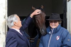 Alec Head (90) mit der Doppelsiegerin Treve und seiner Tochter und Trainerin Criquette Head-Maarek in Chantilly 2014. www.galoppfoto.de - Frank Sorge