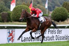 Die weite Anreise hat sich gelohnt: Cloud Surfing gewinnt unter Jack Mitchell völlig souverän. Foto: Dr. Jens Fuchs