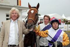 Dagostino mit Dominique Boeuf und Besitzer Helmut von Finck nach dem Sieg in Hamburg 2011. www.galoppfoto.de