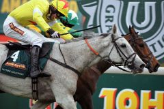 Das knappe Finish im Grand National Neptune Collonges vor. Foto: John James Clark