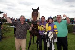 Das Sieger-Team im Großen Preis der Hannoverschen Volksbank - Adorna mit Christian Sprengel als Trainer (l.), Daniele Porcu als Jockey und Besitzer Lucien van der Meulen (r.). www.neuebult.com