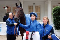 Das Siegerteam im Düsseldorfer Absattelring in Godolphin-blau - Maria Amalia mit Julien Guillochon nach dem Schloss Roland-Stutenpreis. ©galoppfoto - Stephanie Gruttmann