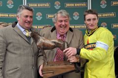 Das siegreiche Grand National-Team (v.l.) - Trainer Paul Nichols, Besitzer John Hales, Jockey Daryl Jacob. Foto: John James Clark