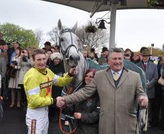 Das siegreiche Grand National-Team (v.l.) - Trainer Paul Nichols, Besitzer John Hales, Jockey Daryl Jacob. Foto: John James Clark.JPG