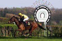 Der erste Black Type-Sieg des Jahres 2014: Gestüt Fährhofs Quaduna mit Jozef Bojko sind die Sieger im Vanjura-Rennen. www.galoppfoto.de - Sabine Brose