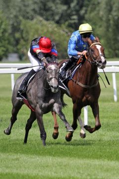 Der Jockey macht sich klein - Samoa (links) gewinnt mit dem Champion Bauyrzhan Murzabayev im Sattel. ©galoppfoto - WiebkeArt