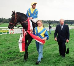 Der Kölner Europa-Preis gewann Monsun gleich zweimal. Auf dem Foto sieht man ihn mit Andrzej Tylicki im Sattel und Trainer Heinz Jentzsch auf dem Kölner Geläuf nach dem Erfolg im Jahr 1994. Foto www.galoppfoto.de - Frank Sorge