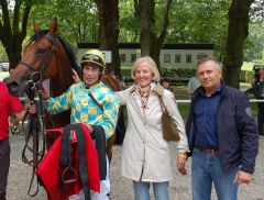 Der Wiesenpfad-Sohn Island Storm mit Besitzerin Gisela Remmert, Jockey Alexander Pietsch und Trainer Waldemar Hickst. Foto: Mülheimer Rennverein - Redaktion MSPW