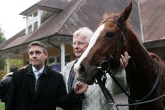 Trainer Markus Klug (links) und Besitzer Helmut von Finck mit der Winterkönigin Dhaba, das sah kurz vorher noch um einiges fröhlicher aus, s. nächstes Foto .... www.galoppfoto.de