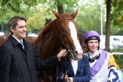 Erfolgreicher Auftakt einer im nächsten Jahr auch "offiziellen" Verbindung: Der designierte Röttgener Stalljockey  Adrie de Vries mit der Auktionsrennsieger Dhaba und seinem künftigen Chef, Trainer Markus Klug. Foto: Dr. Jens Fuchs