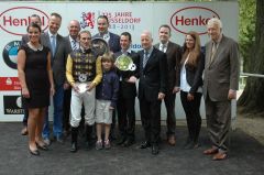 Siegerehrung mit Andrasch Starke, Gregot Baum, Trainer Paul Harley und Peter M. Endres, Präsident Düsseldorfer Rennverin. Foto Gabriele Suhr