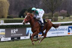 Dynamic Lips gewinnt das erste Dreijährigenrennen der Saison auf Gras für Andreas Löwe (Foto: Dr. Jens Fuchs)