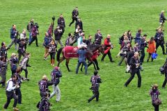 Eable und Frankie Dettori in der Meute der Fotografen. www.galoppfoto.de - Frank Sorge