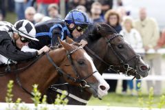 "kK" lautete der Einlauf: Empire Hurricane (rechts) mit Jozef Bojko gewinnt den Großen Lübzer Pils Ostseepreis vor Theo Danon mit Filip Minarik. www.galoppfoto.de - Frank Sorge