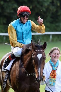 Der Mann des Tages: Andrasch Starke auf Empore. www.galoppfoto.de - Stephanie Gruttmann