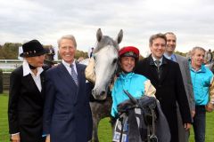 Erlkönig mit (v.l.n.r.) Evelyn Krause und Dr. Günter Paul, Jockey Andreas Helfenbei, Trainer Markus Klug und Gestütsleiter Frank Dorff. www.galoppfoto.de - Frank Sorge