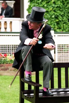 Ex-Jockey Willie Carson zeigt in Ascot (2005), dass er es theoretisch immer noch kann ..... www.galoppfoto.de