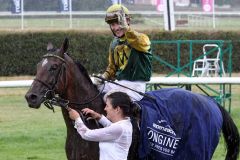 Freut sich über den größten Sieg seiner Karriere - Jockey Ian Ferguson und Iquitos nach dem Sieg im Großen Preis von Baden. www.galoppfoto.de - Sabine 