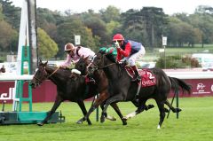 Frine (rechts) mit Gerald Mosse und Mayhem mit Olivier Peslier lieferten sich ein knappes Finish im Prix de Royallieu. Foto: Dr. Jens Fuchs