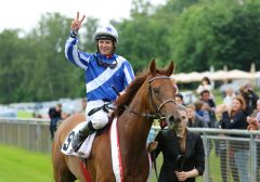 Erneut ein "Big Point" für das erfolgreiche Quartier von Trainer Andreas Wöhler: Full Rose mit Jozef Bojko als klassische Sieger in den 95. German Guineas. Foto: Dr. Jens Fuchs