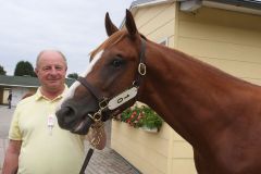 Freut sich über ein tolles Update: Haras du Petit Telliers Gestütseigner Patrick Chedeville mit einem Hengst von Way of Light aus der Moon Romance, dessen Halbschwester am 23. August mit dem Prix des Marettes,ein Stutenrennen für Debütantinnen, eines der besten Maiden Frankreichs gewinnen konnte. www.galoppfoto.de