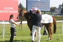 Gérald Mossé gewinnt die Goldene Peitsche nun mit Royal Intervention schon zum dritten Mal, Trainer Ed Walker ist erster Gratulant. www.galoppfoto.de  Sarah Bauer