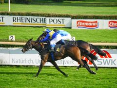 Gewinnt mit Stefanie Hofer im Sattel - die Tertullian-Tochter Neve (links) ist im Ziel mit einem Kopf vor Event Mozart. Foto: Karina Strübbe