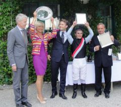 Gr. I-Erfolg für das Gestüt Karlshof durch Seismos im Großej Preis von Bayern 2013: Michala und Holger Faust, Jockey Andrea Atzeni und Trainer Andreas Wöhler (v.l.n.r.) bei der Siegerehrung. Foto: Turf aktuell