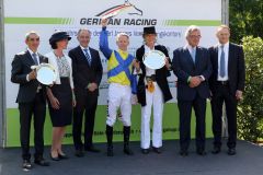 Siegerehrung für den Stall Ullmann, Jockey Filip Minarik und Trainer Jean-Pierre Carvalho. Foto: Dr. Jens Fuchs