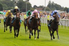 Hamdan Al Maktoums Entifaadha (r.) siegt unter Richard Hills in den sportingbet.com Acomb Stakes. Foto J. J. Clark