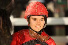 Happy: Larissa Bieß nach dem Erfolg mit Serko im 2. Lauf der Perlenkette. Foto: Dr. Jens Fuchs