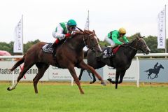 Saß auf dem richtigen Pferd: Andreas Helfenbein gewinnt mit Hey little Görl, die Stallgefährtin Berlin Berlin wurde Vierte. www.galoppfoto.de - Sabine Brose