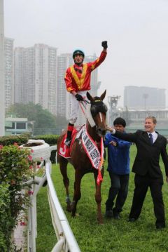 Andreas Helfenbein und Lucky And Wealthy gewinnen das Macau Derby. Foto: Macau Racing