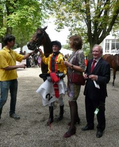 Helga Endres und Trainer Uwe Ostmann nach Auenturms Erfolg mit Koen Clijmans für das Gestüt Auenquelle. Foto G. Suhr