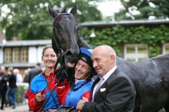 Hey Kumpel, das haben wir doch gut hingekriegt - Flavio Forte mit Viktor Schulepov und Trainer Uwe Stoltefuss nach dem Sieg. www.galoppfoto.de - Sabine Brose