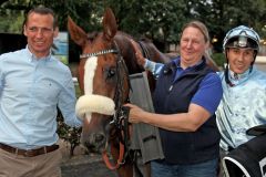 Ida Alata mit Jockey Bauyrzhan Murzabayev, Betreuerin Renate Beltermann und Trainer Henk Grewe nach dem Erfolg im Ausgleich III in Köln. www.galoppfoto.de - Sandra Scherning