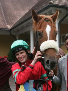 Der 2. Jockey im Rennstall Wöhler, Jozef Bojko, steuert das Pferd seines Chefs zum Gr. III-Sieg im Preis der BBAG Hengstparade. www.galoppfoto.de