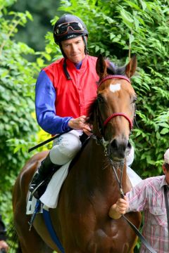 Irving mit Adrie de Vries nach seinem Düsseldorfer Sieg 2012. www.galoppfoto.de - Sandra Scherning