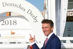 Jockey Adrie de Vries nach dem Sieg im IDEE 149. Deutschen Derby. www.galoppfoto.de - Frank Sorge