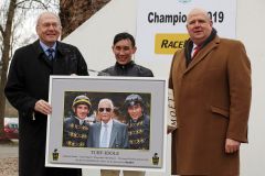 Jockey Bauyrzhan Murzabayev wird von Dr. Michael Vesper (links) und Andreas Tiedtke zum Championjockey 2019 gekürt. www.galoppfoto.de - Stephanie Gruttmann