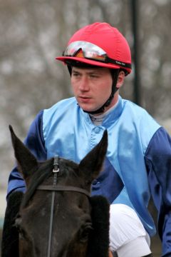 Jockey Gregory Adam in portrait, Auteuil 2009. www.galoppfoto.de