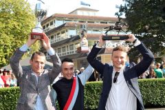 reuen sich über ihre 248:10-Siegerin Sky Full of Stars: Jockey Marc Lerner, Trainer Henk Grewe und Besitzer Holger Faust (von links) nach dem Sieg. www.galoppfoto.de - Frank Sorge