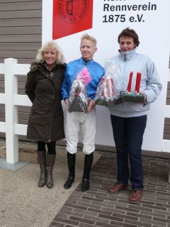 Siegerehrung mit Filip Minarik und Andrea Bertram (Foto Suhr)