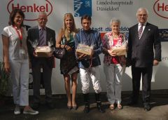 Siegerehrung mit Trainer Jan Pubben, Jockey Adrie de Vries und Ehefrau, Frau Pubben, Johann-Jakob Böhm, Vorstand (Foto Suhr