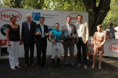 Siegerehrung mit P. M. Endres, Trainer Markus Klug, Jockey Eugen Frank, Gestütsleiter Frank Dorff. Foto Suhr