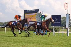 Ein leichter Sieg nach langen 2800 Metern für die Sinndar-Tochter Kaldera aus Zoppenbroicher Zucht mit Eddy Hardouin. www.galoppfoto.de - Sabine Brosein Ausflug, der sich gelohnt hat: Die von Henri-Alex Pantall in Frankreich trainierte Kenhope gewann mit Aurélien Lemaitre den Großen Sparkassenpreis. Foto: Dr. Jens Fuchs