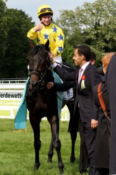 Karpino mit Oisin Murphy und seinem Besitzer Scheich Fahad Al Thani nach dem Sieg im Mehl-Mülhens-Rennen. www.galoppfoto.de - Sandra Scherning