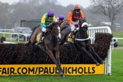 Kauto Star (links) geht mit Ruby Walsh Seite an Seite Long Run unter Sam Waley-Cohen über das Hindernis. Foto JJ Clark