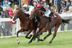 Ein Kopf-an-Kopf-Rennen die Zielgerade herunter mit dem besseren Ende für Wai Key Star (Bertrand Flandrin/links) vor Va Bank (Eduardo Pedroza). www.galoppfoto.de - Sarah Bauer